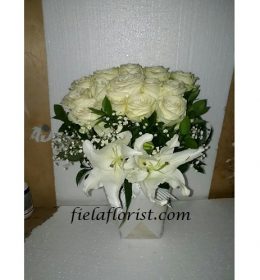 Rangkaian bunga meja mawar putih